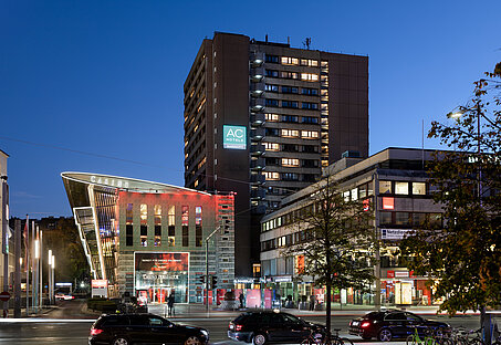 AC Hotel Innsbruck Außenansicht bei Nacht