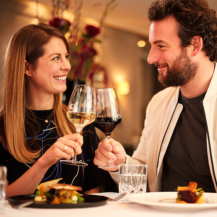Restaurant Model Paar beim Anstossen
