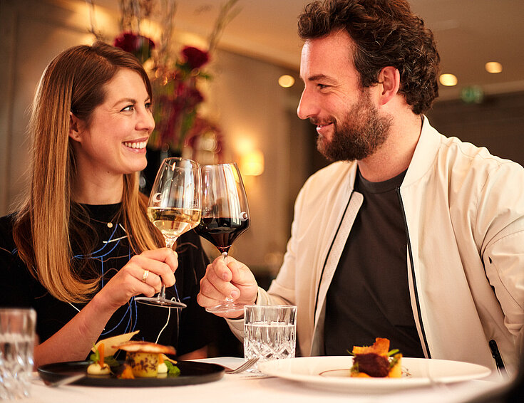 Restaurant Model Paar beim Anstossen