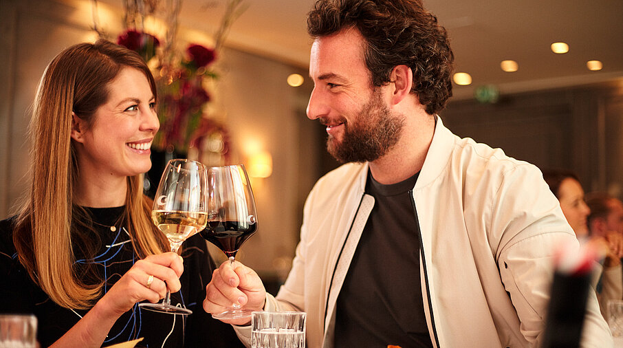 Restaurant Model Paar beim Anstossen