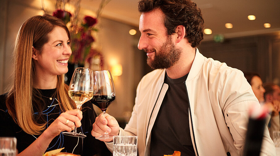 Restaurant Model Paar beim Anstossen