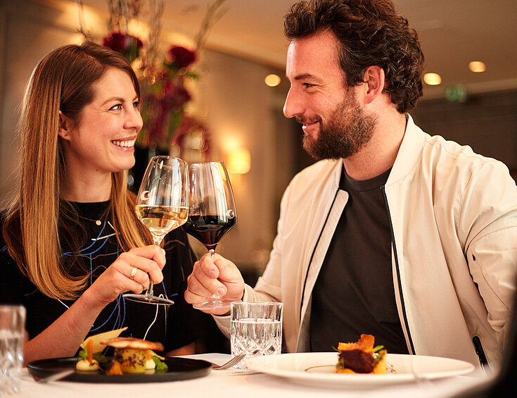 Casinos Austria Restaurant Model Paar beim Anstossen