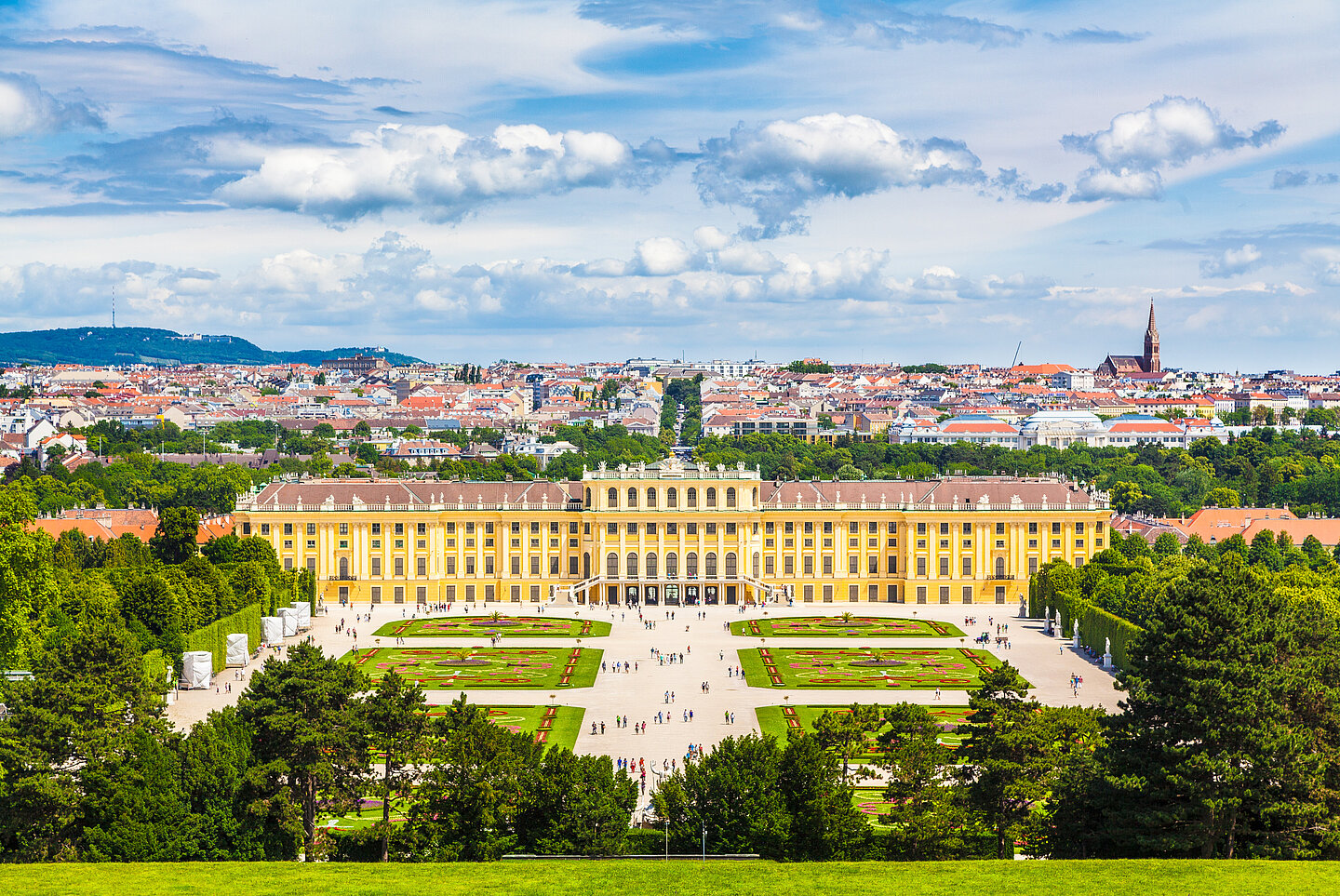 Blick von der Gloriette über Schloss Schönbrunn und Wien