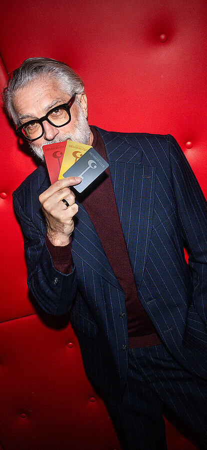 Mann mit Member Cards in der Hand