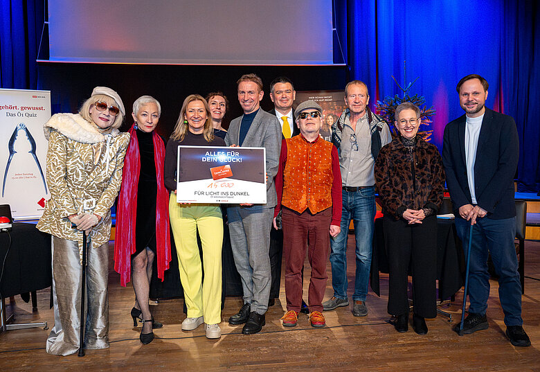 Ö1 Promi-Quiz 2025 mit Teilnehmenden bei Scheck-Übergabe durch Thomas Lichtblau