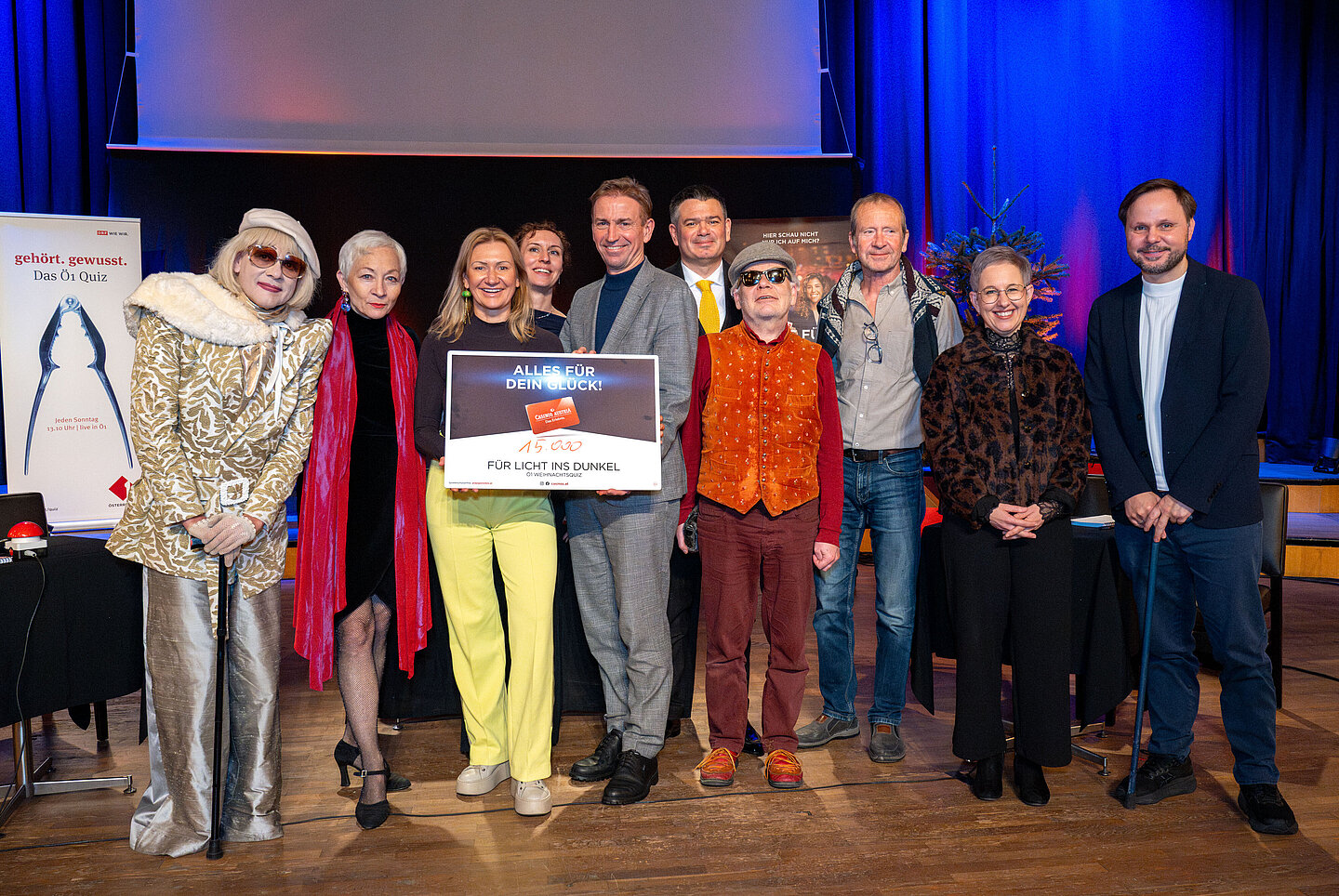Ö1 Promi-Quiz 2025 mit Teilnehmenden bei Scheck-Übergabe durch Thomas Lichtblau