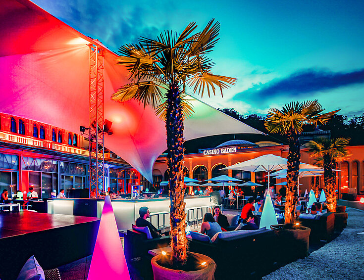 Casinos Austria / Christian Husar Ansicht Summerlounge mit Sonnensegel in Abendstimmung