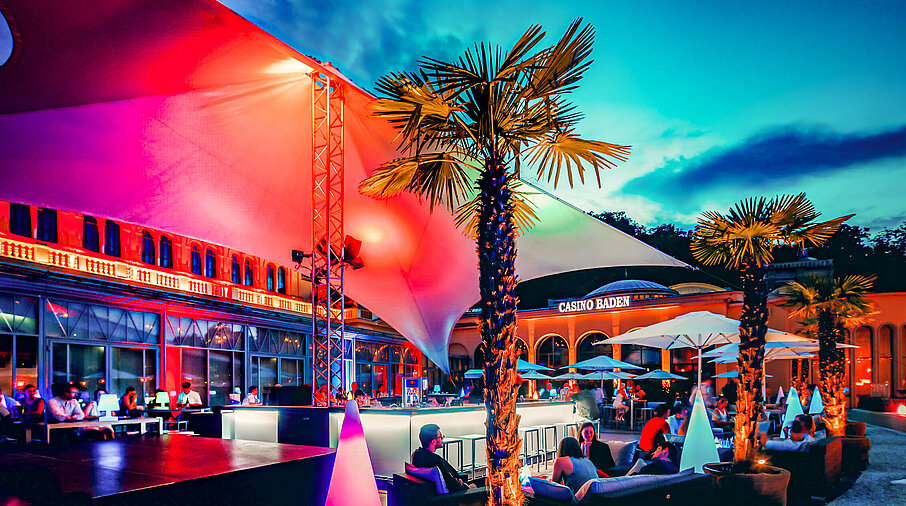 Ansicht Summerlounge mit Sonnensegel in Abendstimmung