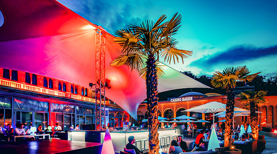Ansicht Summerlounge mit Sonnensegel in Abendstimmung