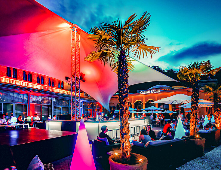 Casinos Austria / Christian Husar Ansicht Summerlounge mit Sonnensegel in Abendstimmung