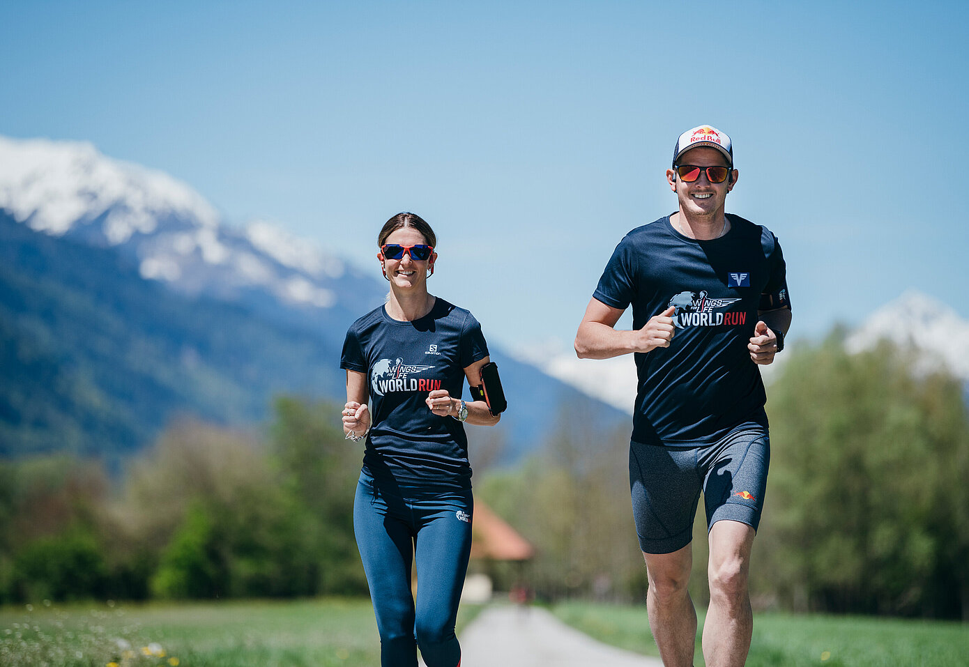 Wings for Life World Run Läufer mit schneebedeckten Bergen