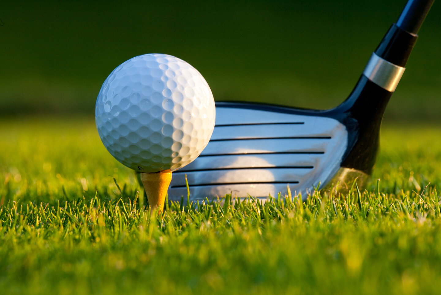 Golfball auf Tee mit Driver