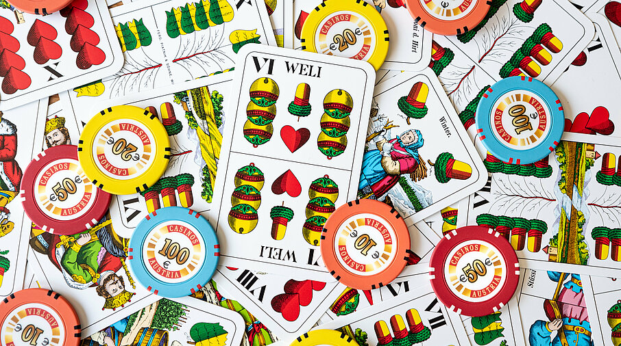 Traditionelle Schnapskarten mit bunten Jetons im Casino Salzburg.