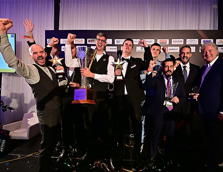Tomáš Stacha Die Gruppe der Gewinner der European Dealer Championship mit Generaldirektor Erwin van Lambaart