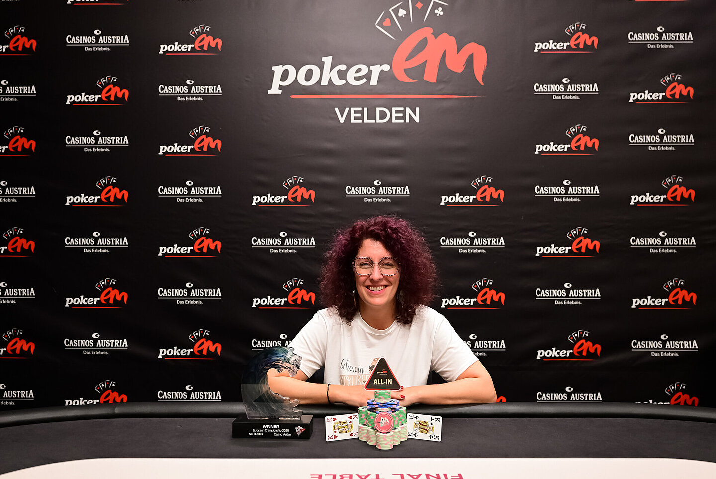 Die Gewinnerin des Ladies Tournament sitzt am Final Table und freut sich. 