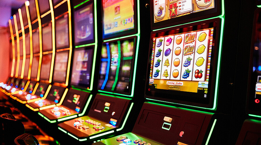 Reihe von Spielautomaten im Casino