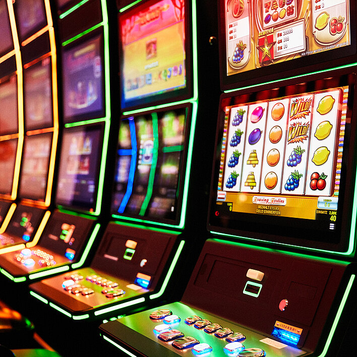 Nahaufnahme von Spielautomaten die in einer Reihe aufgestellt sind