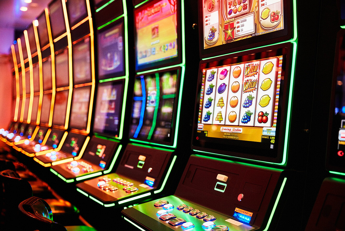 Nahaufnahme von Spielautomaten die in einer Reihe aufgestellt sind