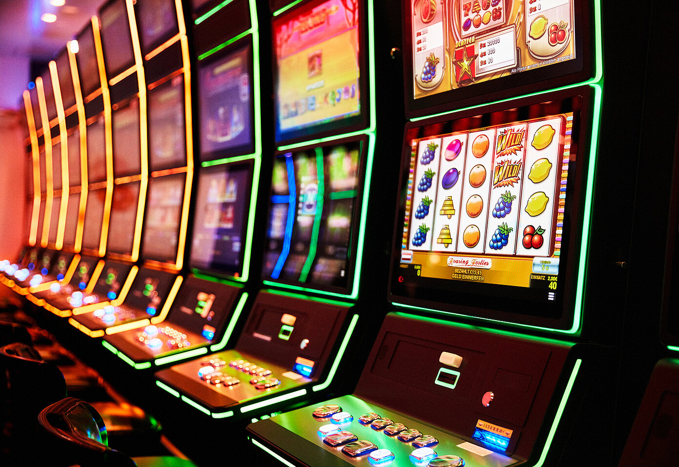 Nahaufnahme von Spielautomaten die in einer Reihe aufgestellt sind