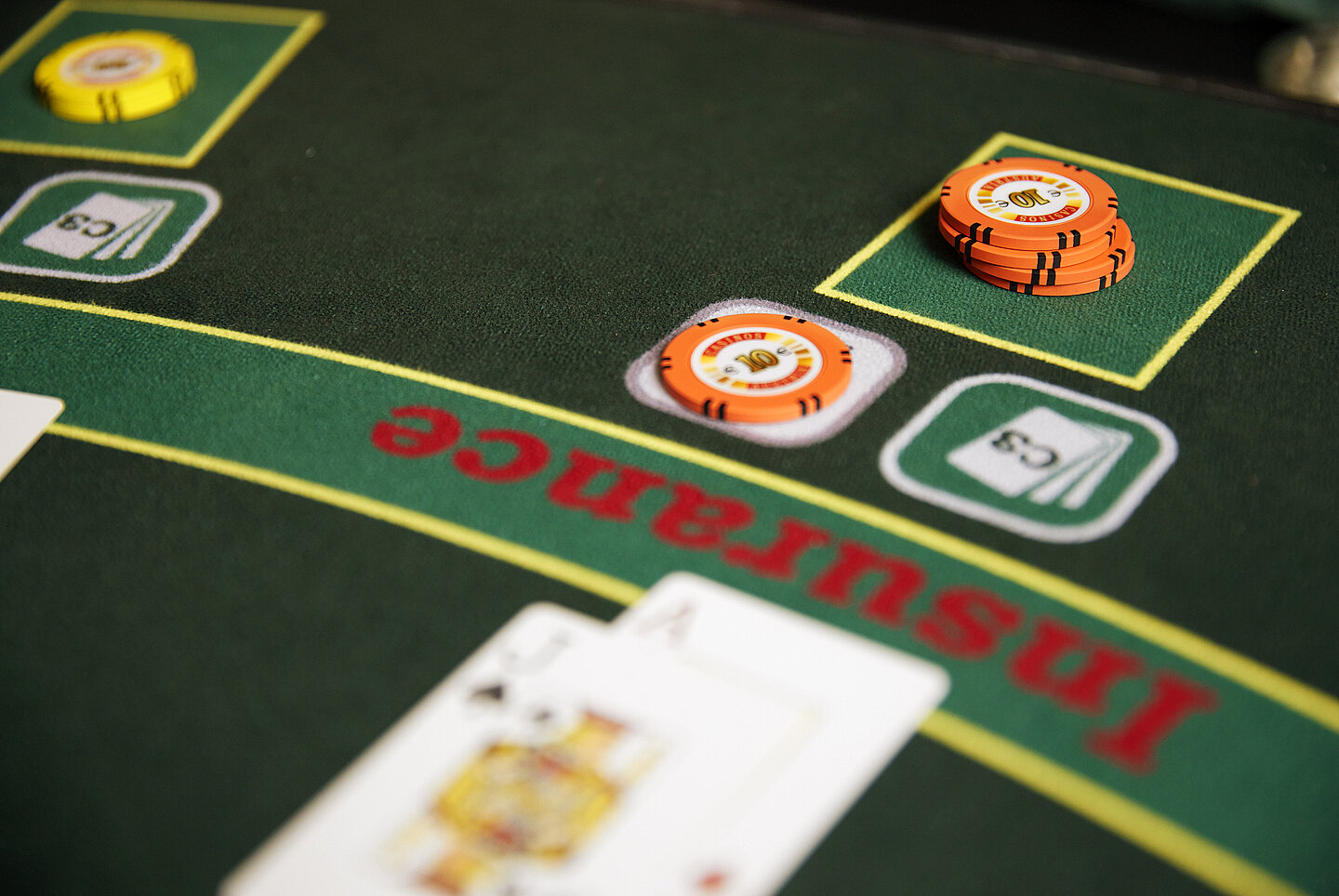 Black Jack Spieltuch Insurance-Feld mit Karten und Jetons