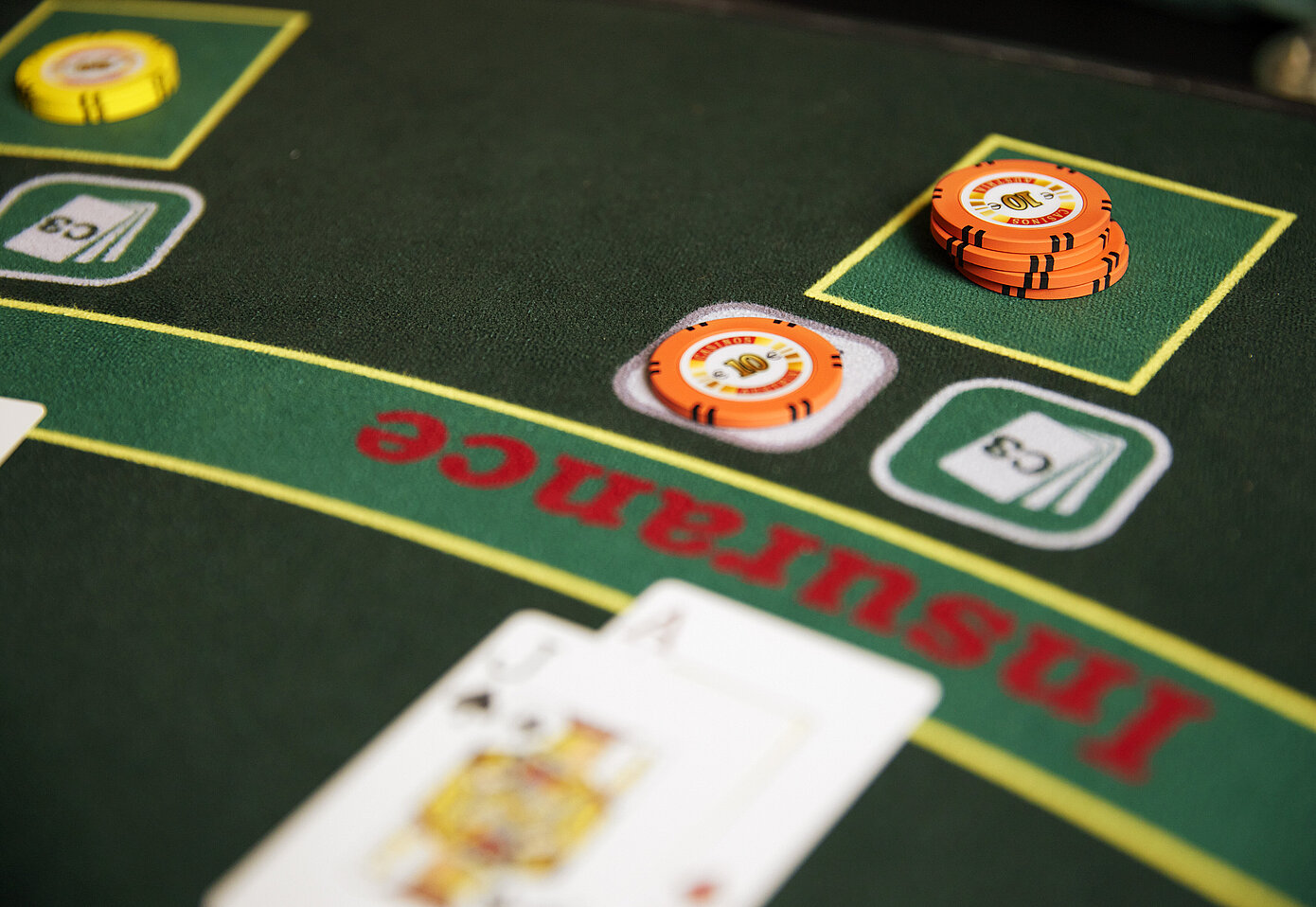 Black Jack Spieltuch Insurance-Feld mit Karten und Jetons