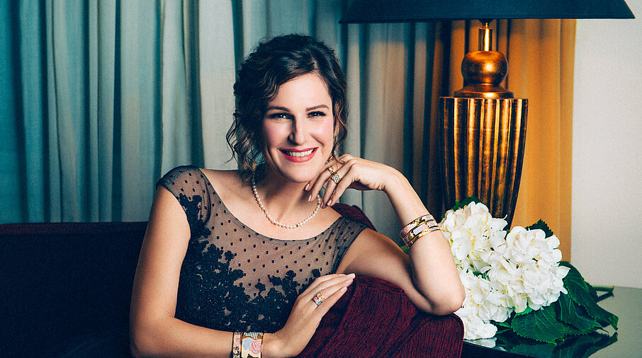 Dame mit Ballkleid posiert auf Couch