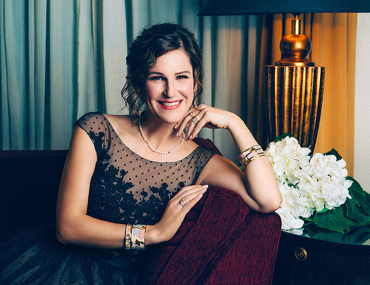 Dame mit Ballkleid posiert auf Couch