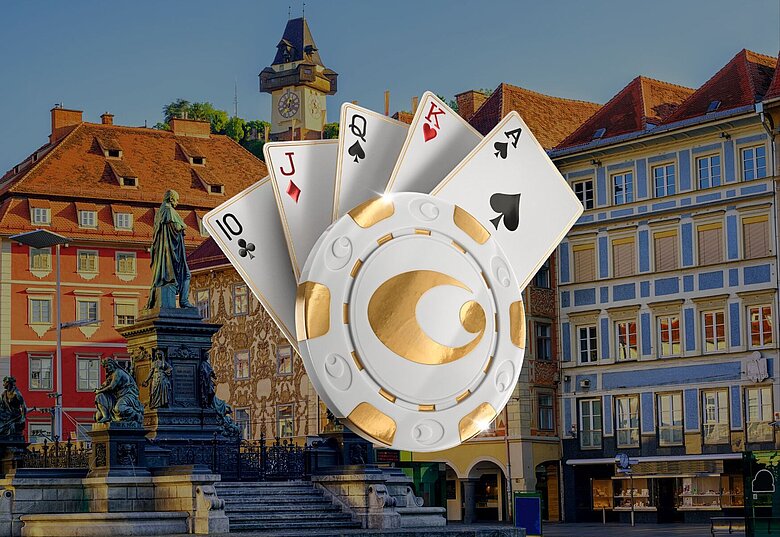 Royal Straight (10–Ass) mit gold-weißem Pokerchip vor dem Grazer Hauptplatz mit Uhrturm – Visual zu den Cash-Game-Days.