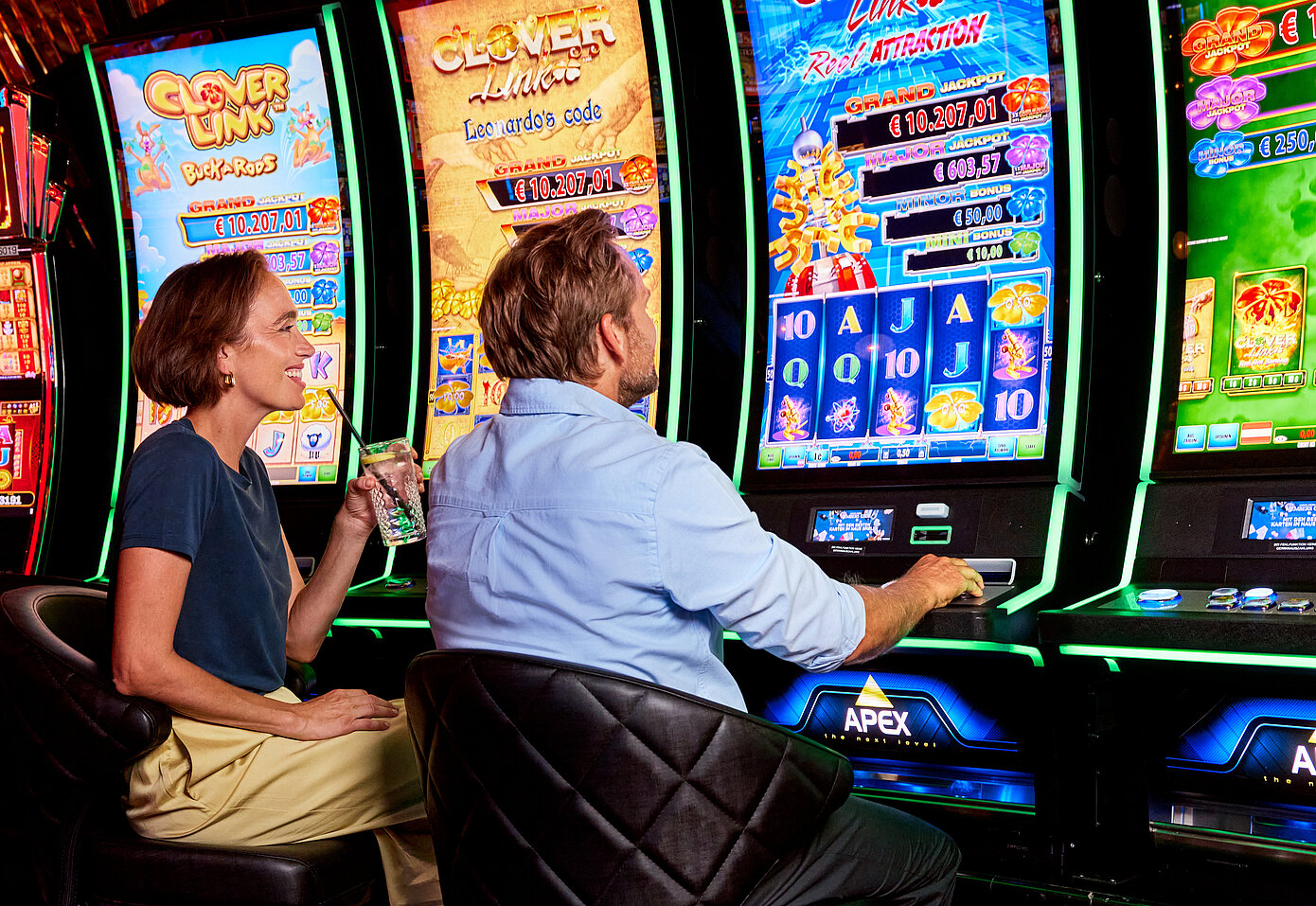 Frau und Mann vor Spielautomaten