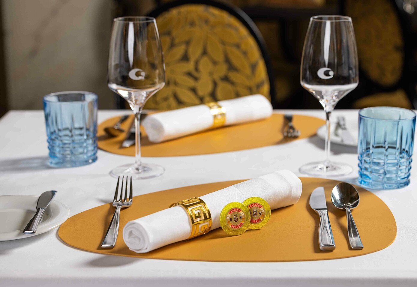 Gedeckter Tisch für Genuss & Casino im Restaurant mit 2 Jetons zu 5 Euro