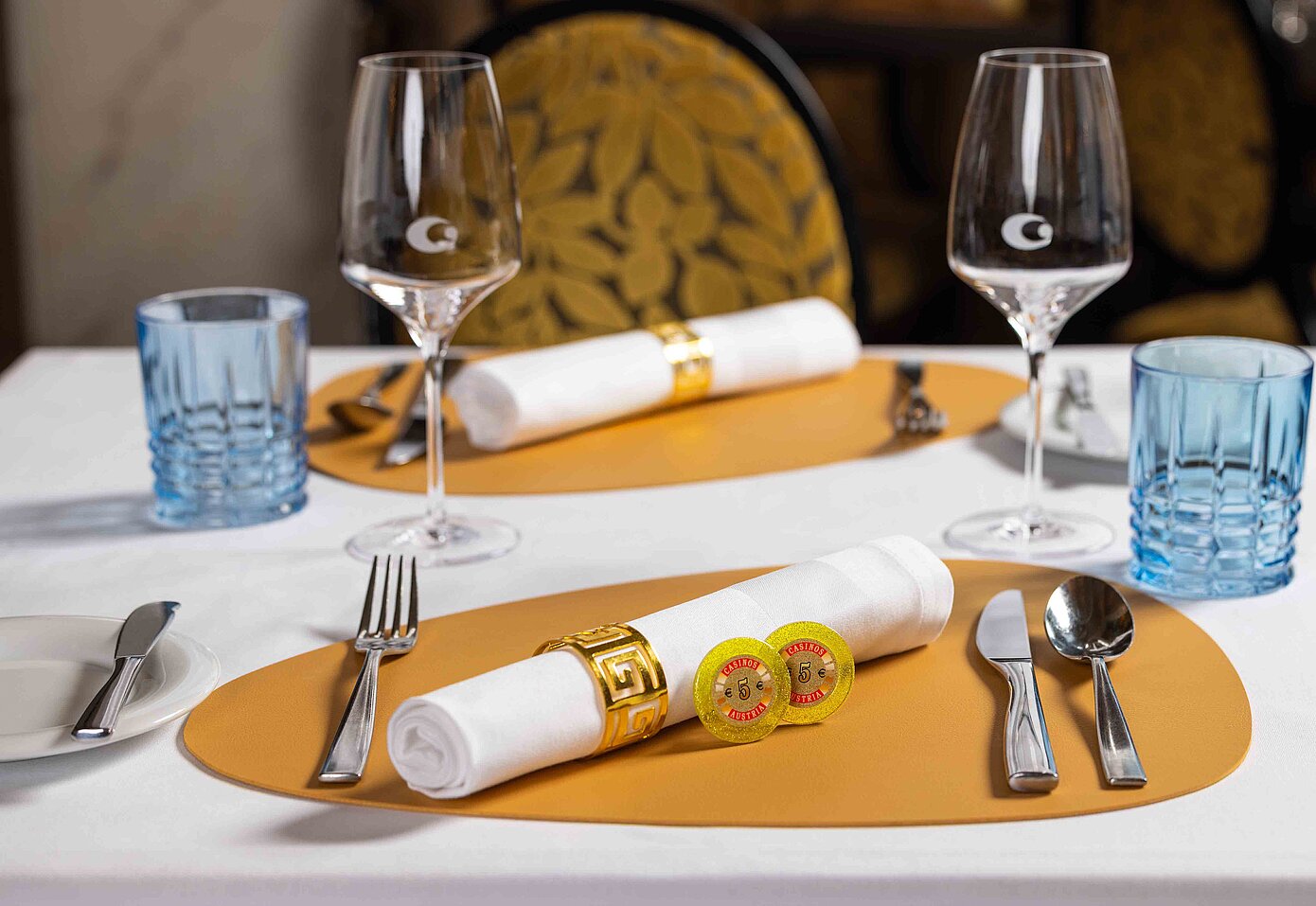 Gedeckter Tisch für Genuss & Casino im Restaurant mit 2 Jetons zu 5 Euro