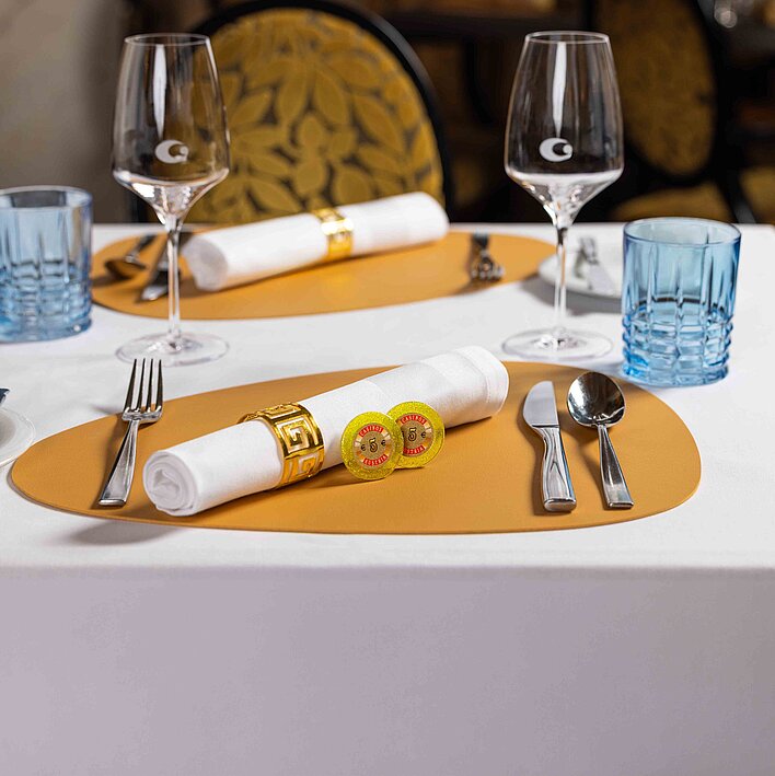 Gedeckter Tisch für Genuss & Casino im Restaurant mit 2 Jetons zu 5 Euro