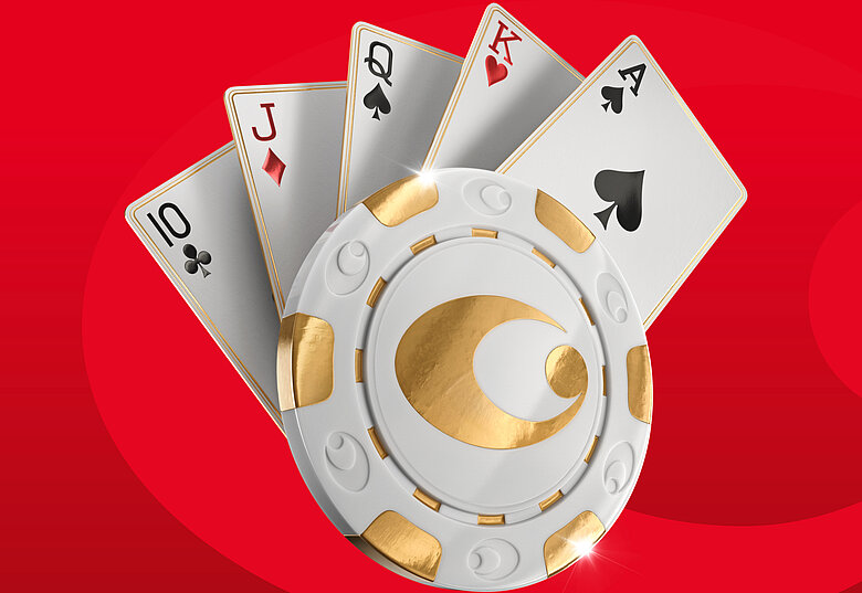 Casinos Austria Poker-Hand mit Karten und einem gold-weißen Jeton auf rotem Hintergrund.