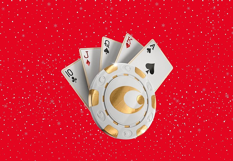 Weißer Jeton mit Pokerspielkarten auf rotem Hintergrund mit Schneeflocken