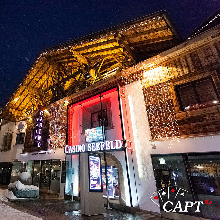 Casino Seefeld Außenansicht bei Nacht im Winter