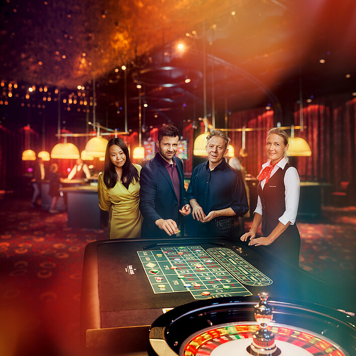 Gruppe bei Roulette Turnier im Casino
