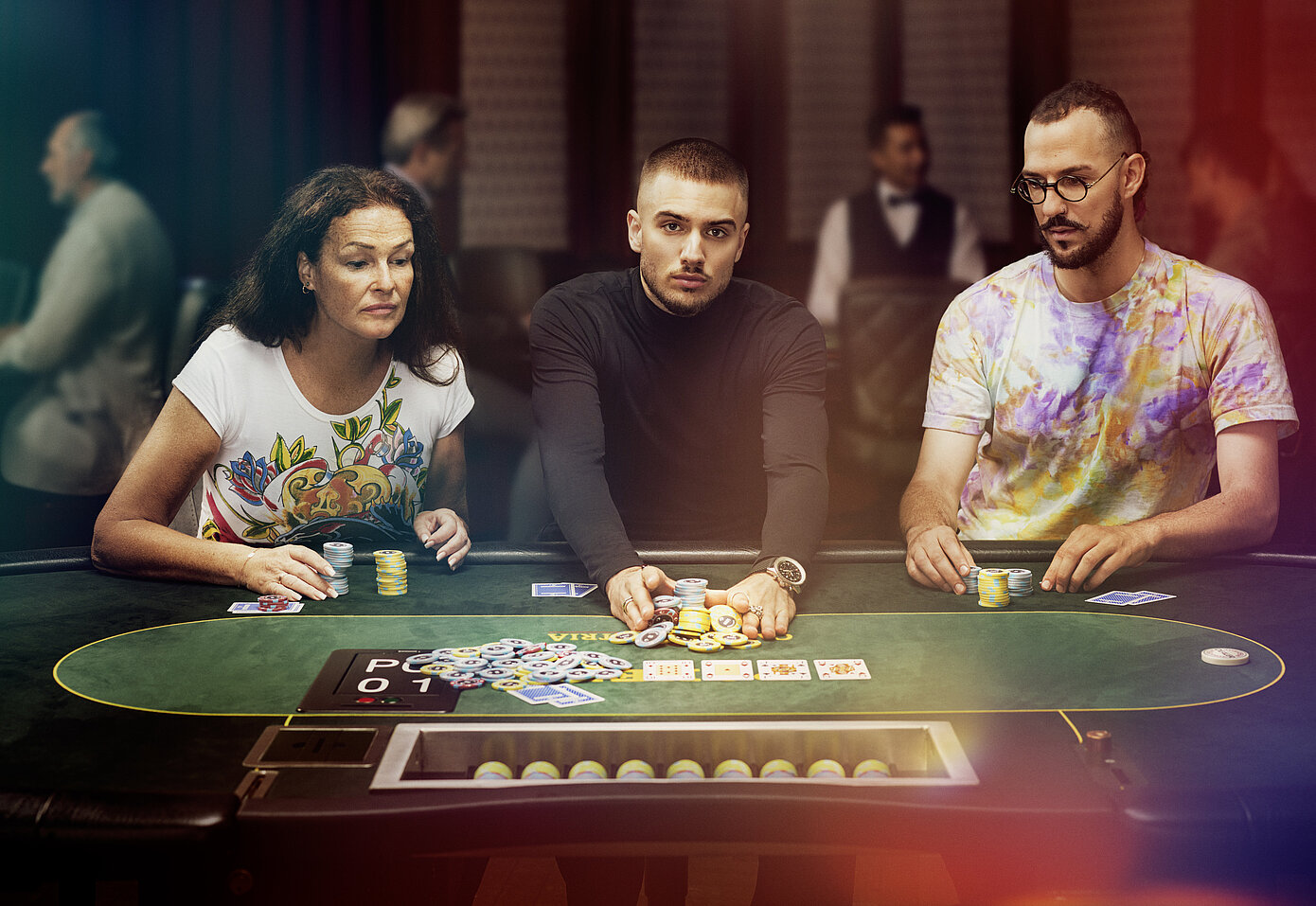 Zeit Pokerspieler und eine Pokerspielerin am Spieltisch