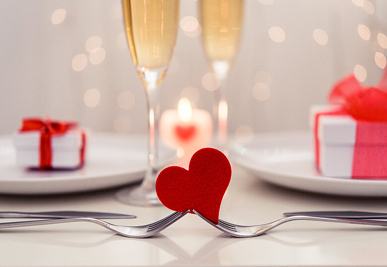 Tisch mit Gedeck und Valentinstag Deko