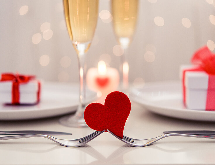 Tisch mit Gedeck und Valentinstag Deko