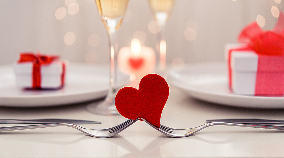 Tisch mit Gedeck und Valentinstag Deko