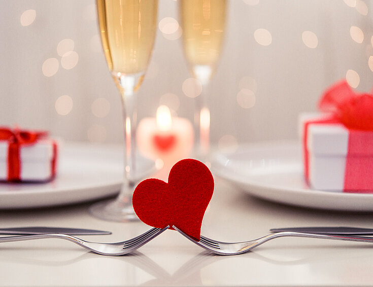 Tisch mit Gedeck und Valentinstag Deko