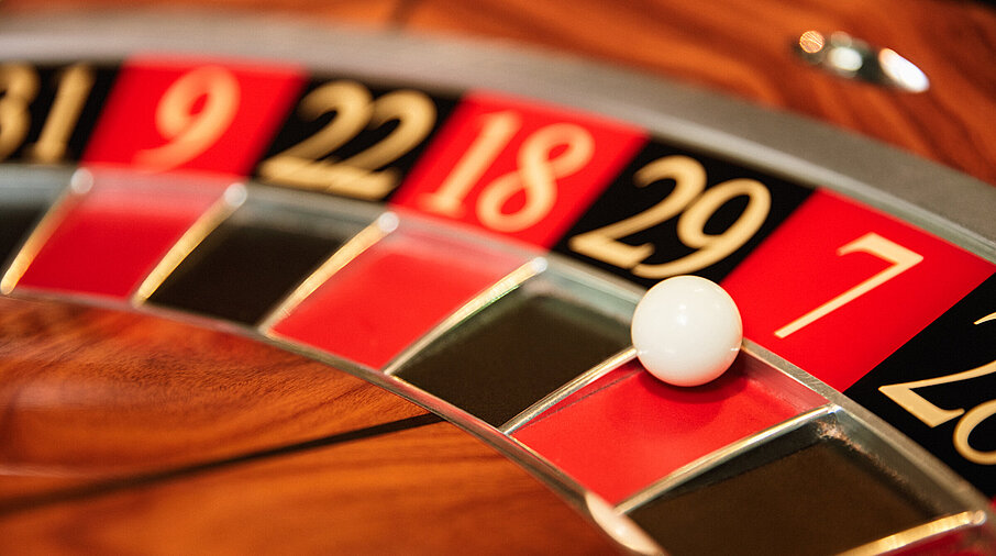 Roulettekessel Close-up Kugel in Fach Nummer 7