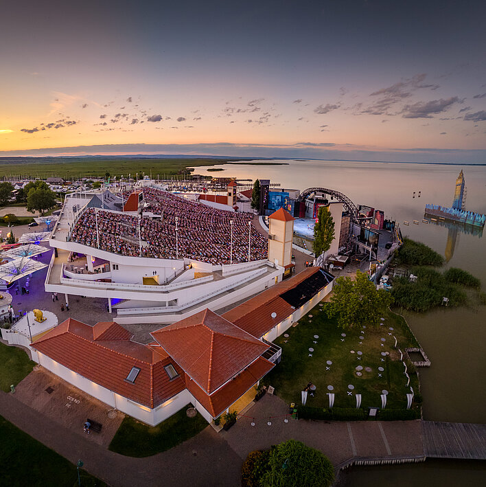 Seefestspiele Mörbisch Vogelperspektive Ansicht bei Dämmerung