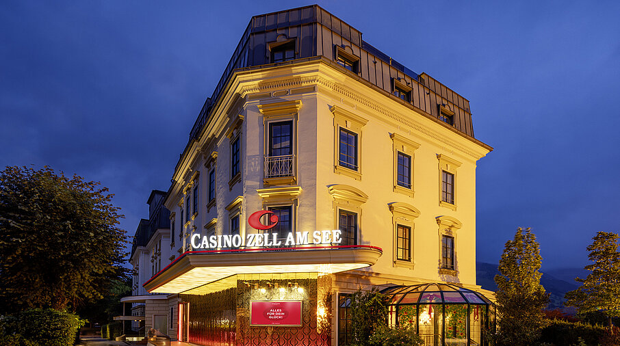 Casino Zell am See Aussenansicht bei Nacht