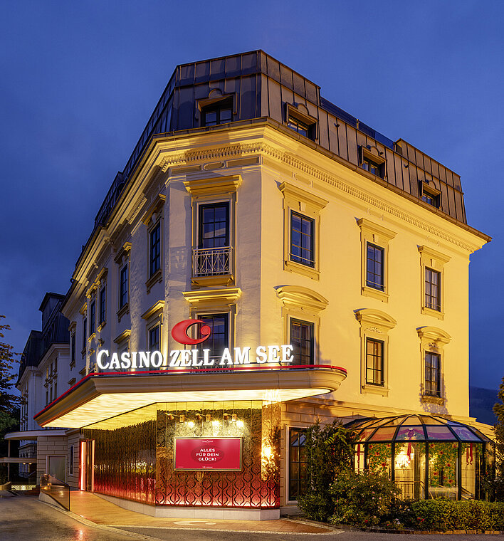 Casino Zell am See Außenansicht bei Nacht