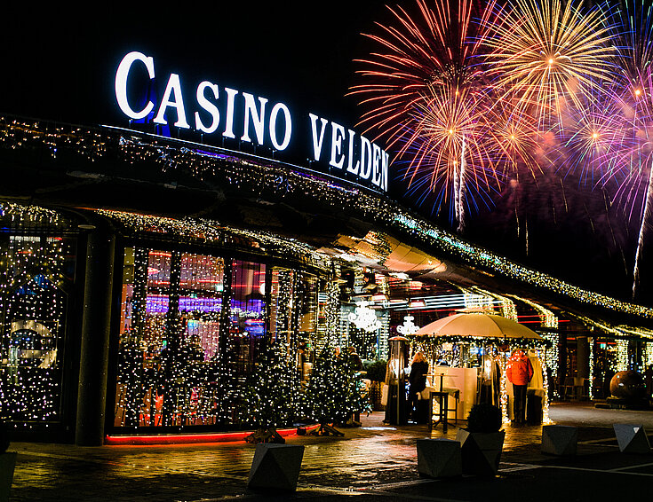 Außenansicht vom Casino Velden mit Feuerwerk im Hintergrund