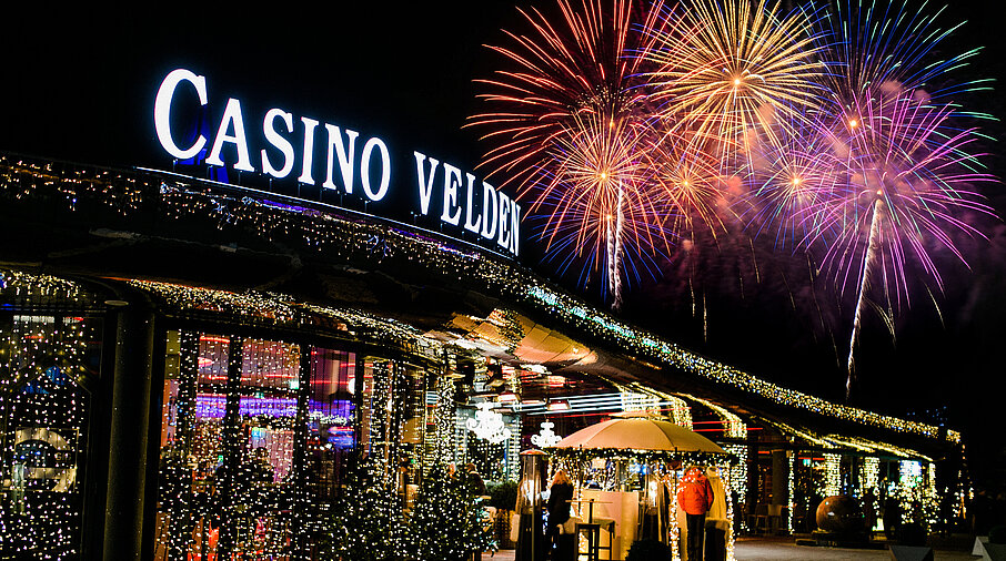 Außenansicht vom Casino Velden mit Feuerwerk im Hintergrund