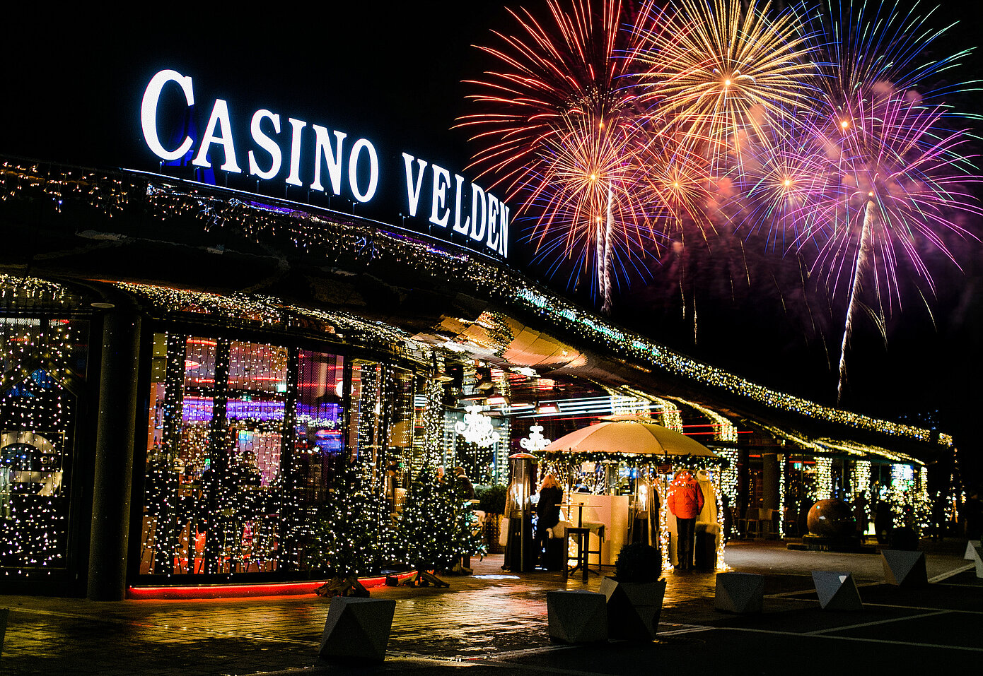 Außenansicht vom Casino Velden mit Feuerwerk im Hintergrund