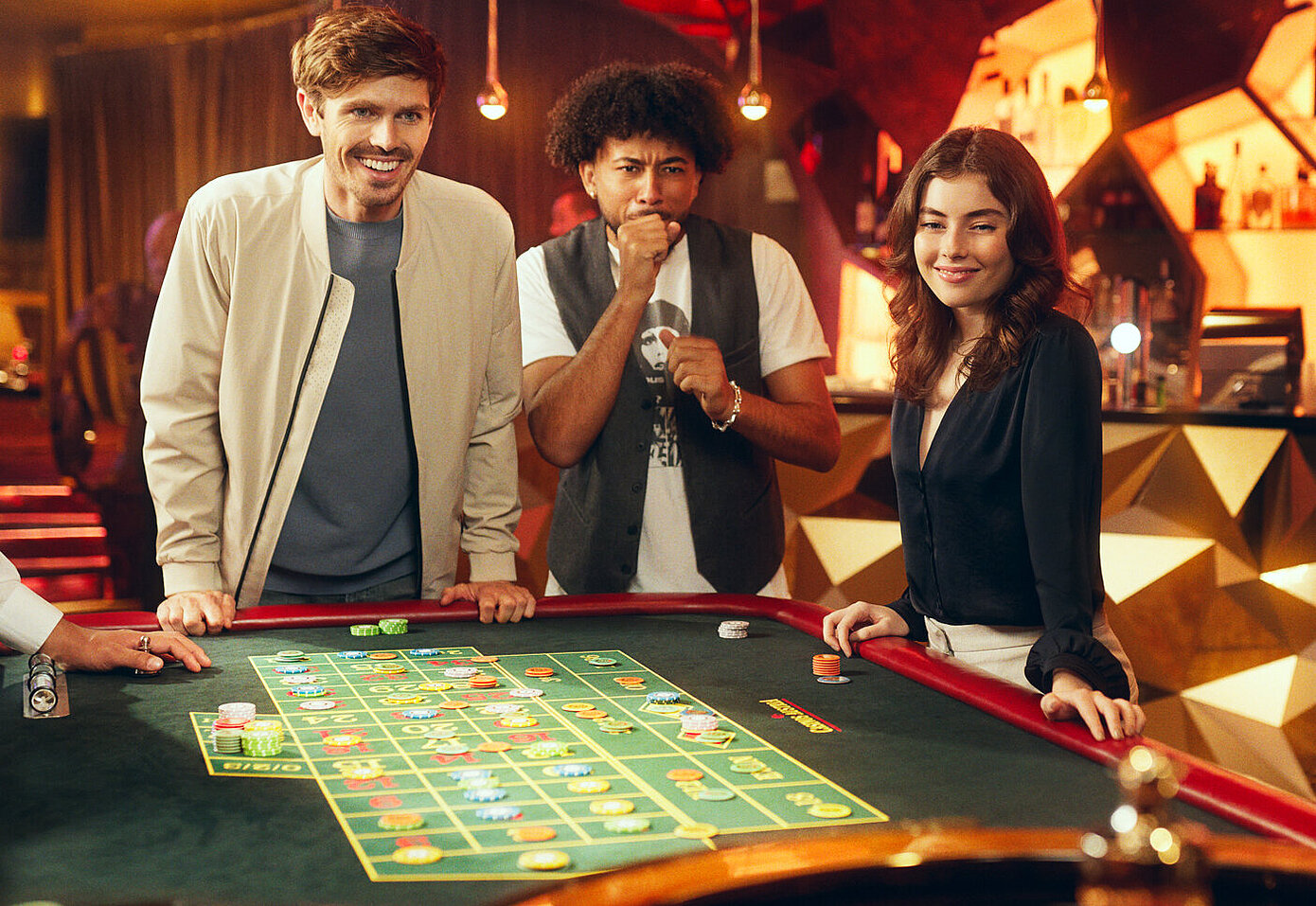Gäste spielen Roulette im Casino