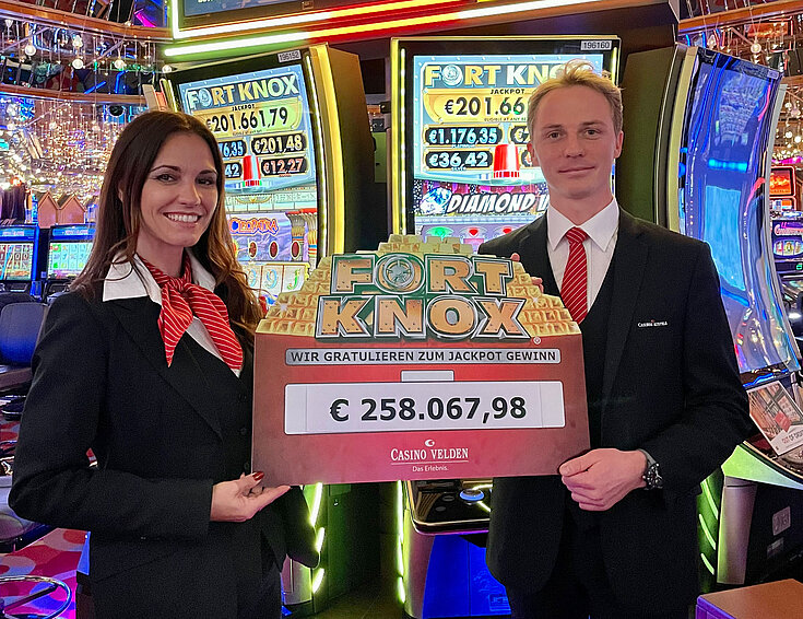 Fort Knox Gewinnerscheck vor den Automaten